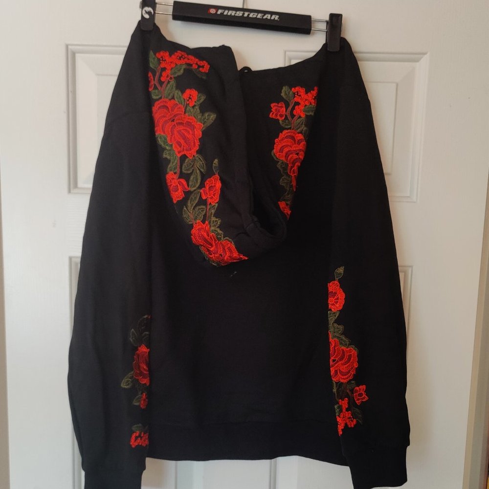 "CALMMIND" Blk/Red Embroidered Hoodie -Size: Medium